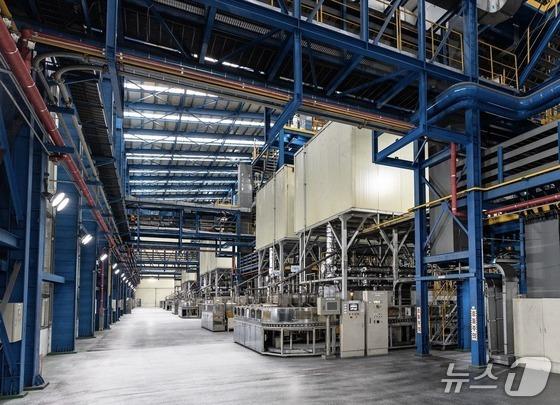 본문 이미지 - 포스코퓨처엠 세종 음극재 공장 생산라인 전경(포스코퓨처엠 제공).