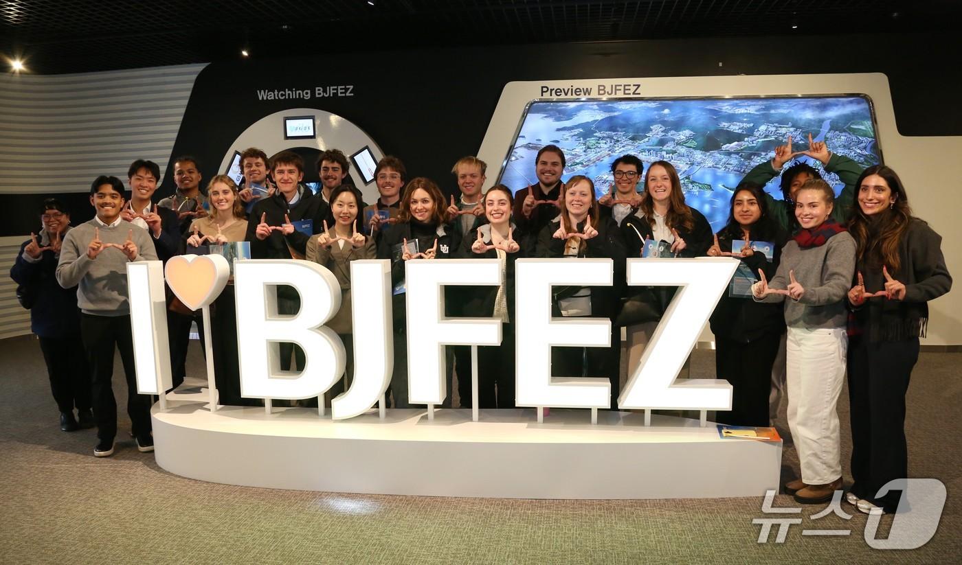 본문 이미지 - 유타대 경영대학 방문단이 부산진해경자자유구역청을 방문해 기념촬영을 하는 모습 (경자청 제공. 재판매 및 DB금지)