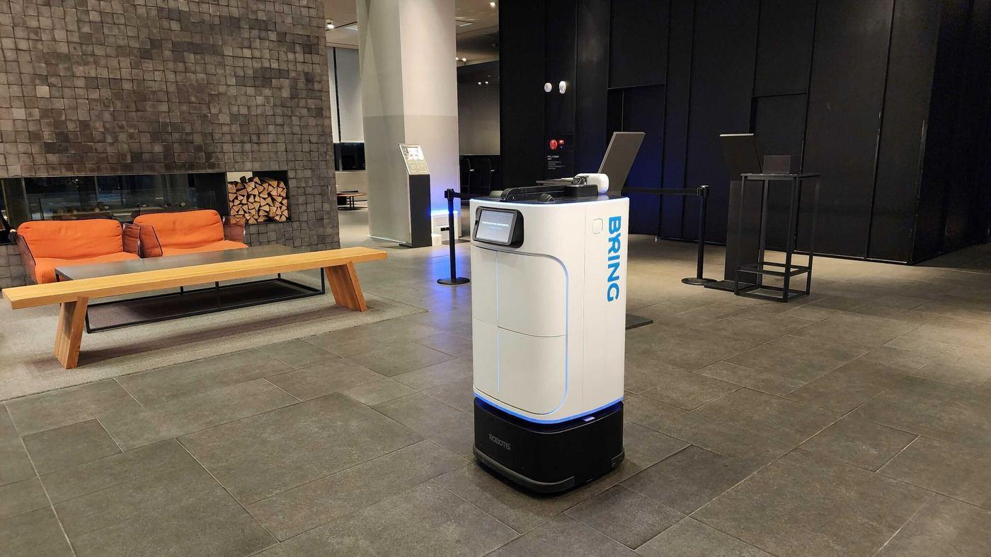 본문 이미지 - 카카오모빌리티 로봇 서비스 '브링'(BRING)이 호텔에서 고객에게 어메니티를 배송하기 위해 이동하는 모습. (카카오모빌리티 제공)