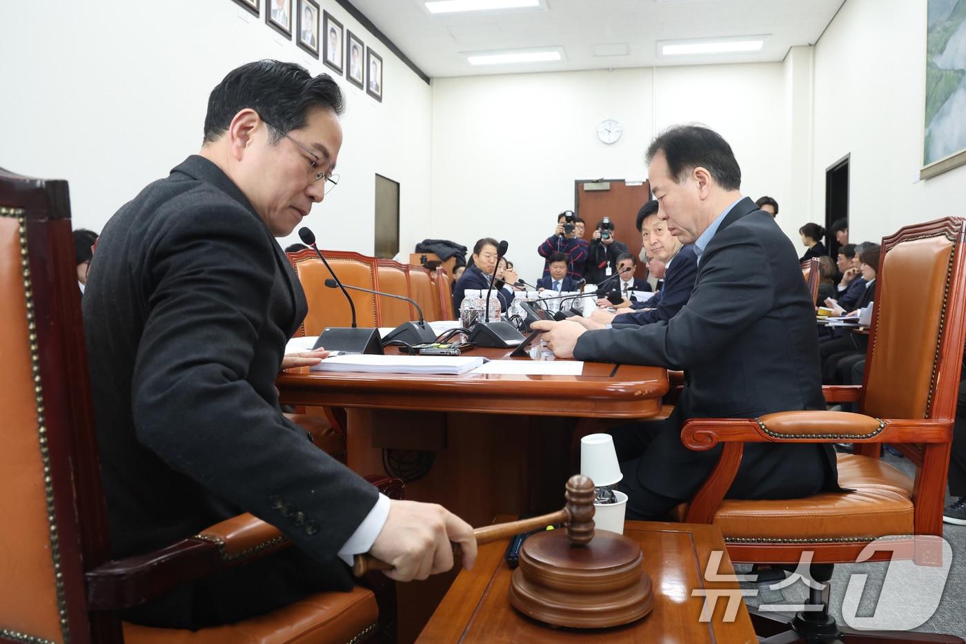 본문 이미지 - 박수영 소위원장이 16일 서울 여의도 국회에서 열린 재정경제기획위원회 조세소위원회에서 의사봉을 두드리고 있다. 2026.3.16 ⓒ 뉴스1 신웅수 기자