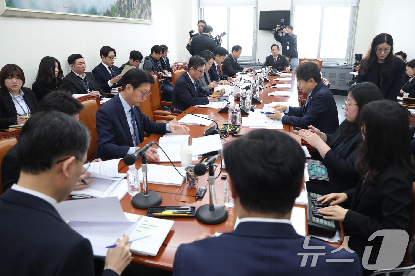 본문 이미지 - 정태호 더불어민주당 간사와 이형일 재정경제부 1차관이 16일 서울 여의도 국회에서 열린 재정경제기획위원회 조세소위원회에서 대화하고 있다. 2026.3.16 ⓒ 뉴스1 신웅수 기자