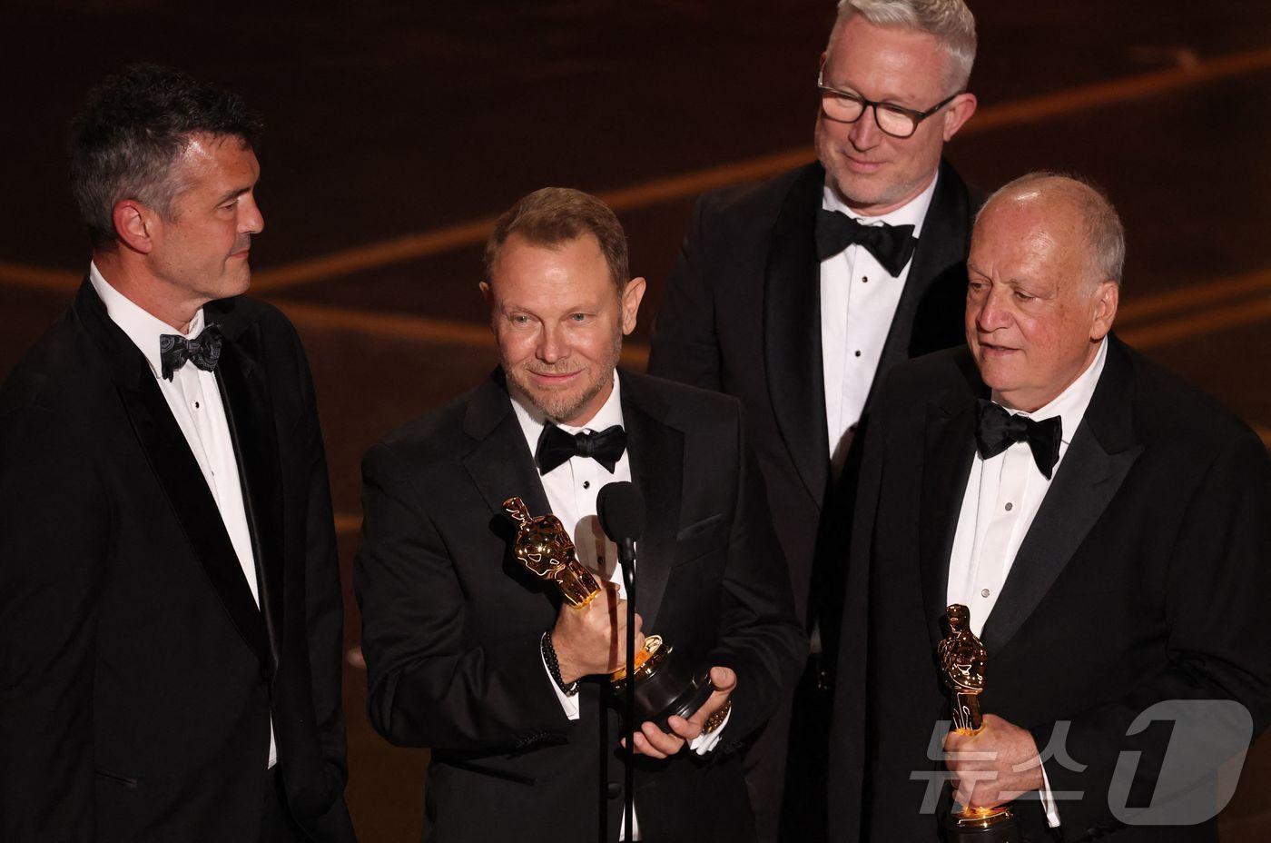 본문 이미지 - '아바타: 불과 재'의 시각효과 담당 제작진들 ⓒ AFP=뉴스1