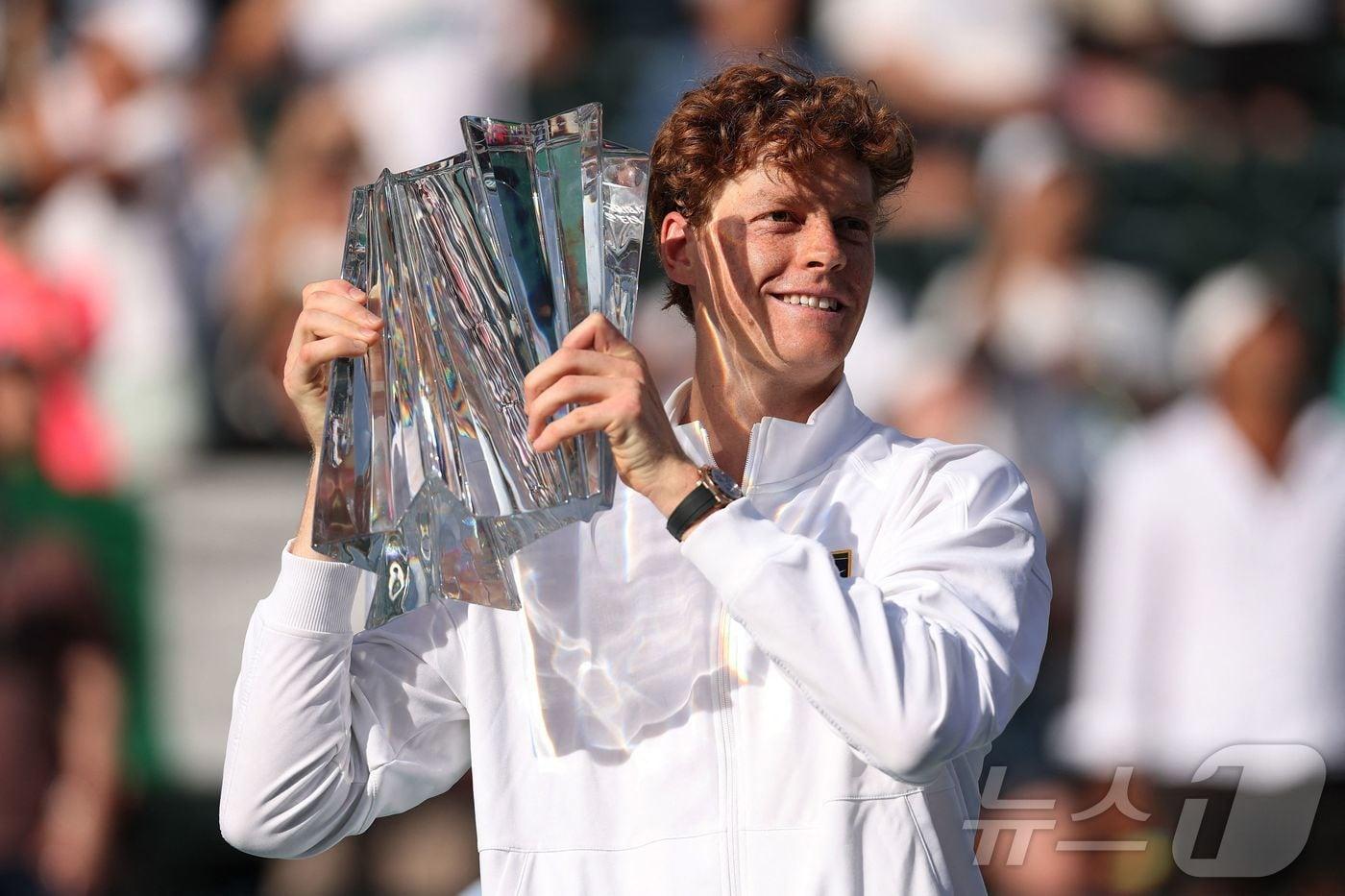 본문 이미지 - 얀니크 신네르가 16일(한국시간) 열린 ATP 투어 BNP 파리바오픈 결승에서 다닐 메드베데프를 2-0으로 꺾고 우승을 차지했다. ⓒ AFP=뉴스1