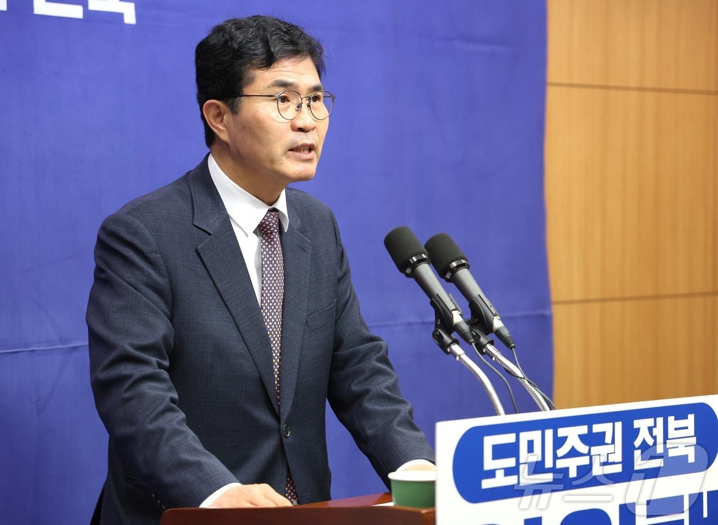 본문 이미지 - 이원택 더불어민주당 국회의원이 16일 전북 전주시 전북특별자치도의회에서 현안 관련 기자회견을 열고 질의에 답변을 하고 있다. ⓒ 뉴스1 유경석 기자