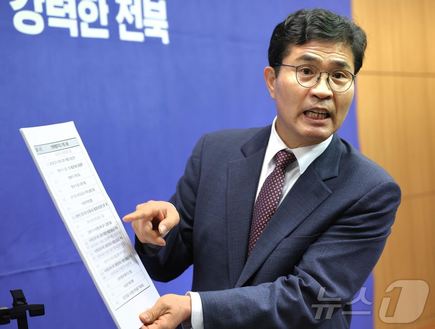 본문 이미지 - 이원택 더불어민주당 국회의원이 16일 전북 전주시 전북특별자치도의회에서 현안 관련 기자회견을 열고 질의에 답변을 하고 있다. ⓒ 뉴스1 유경석 기자