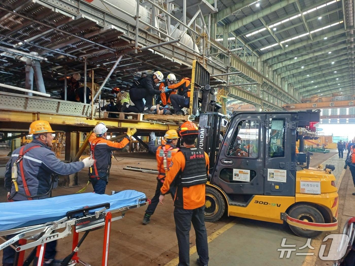 본문 이미지 - 16일 오전 9시 4분쯤 전남 광양시 한 조선소에서 50대 근로자가 추락하는 중량물에 깔려 소방당국이 구조작업을 펼치고 있다. (전남소방본부 제공. 재판매 및 DB금지)
