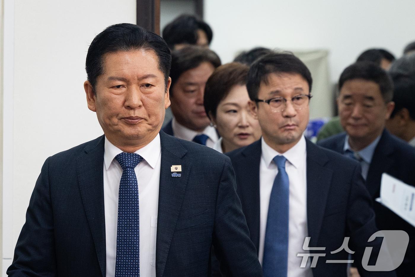 본문 이미지 - 정청래 더불어민주당 대표를 비롯한 지도부가 16일 서울 여의도 국회에서 열린 최고위원회의에 참석하고 있다. 2026.3.16 ⓒ 뉴스1 유승관 기자