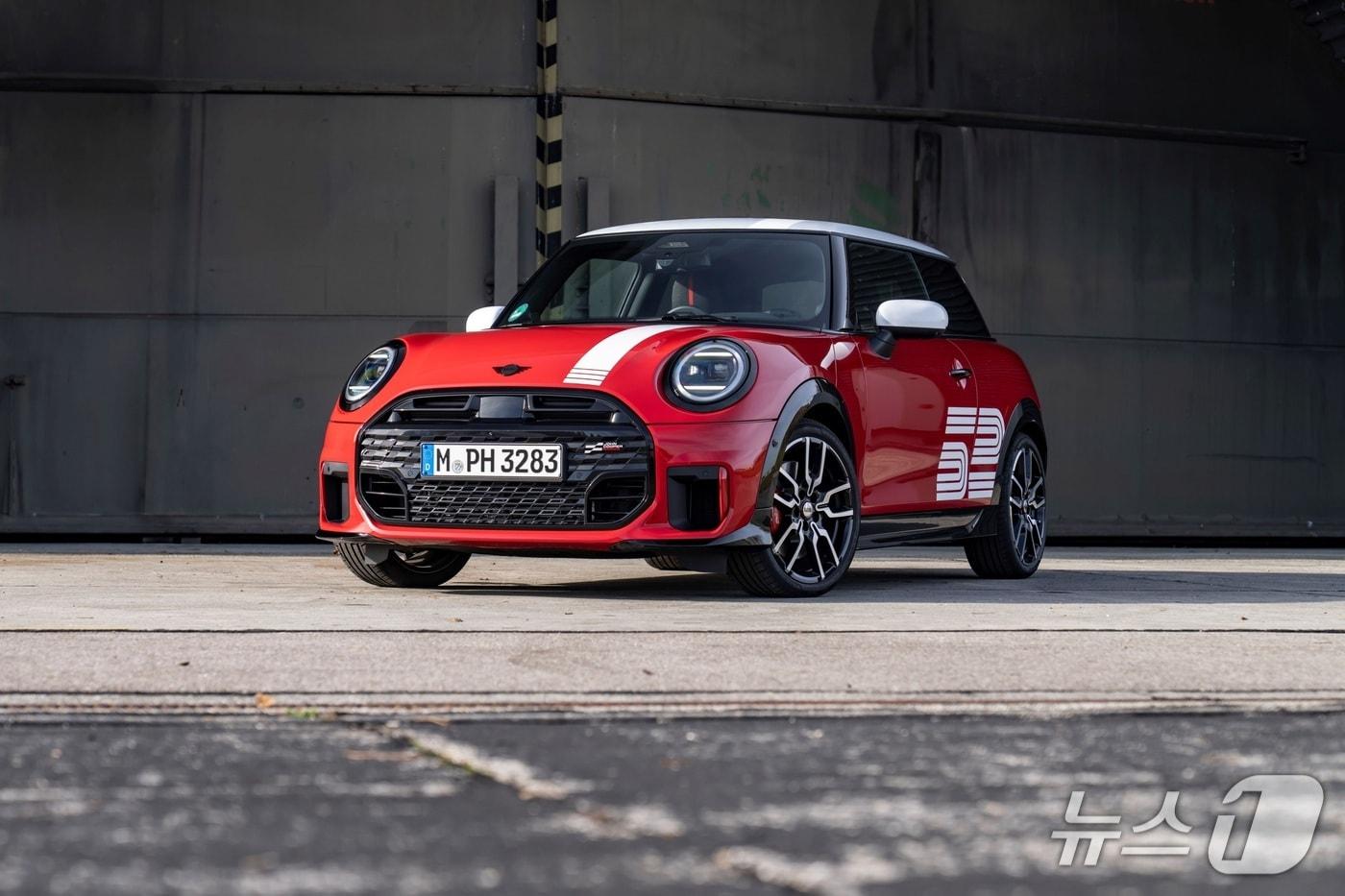 본문 이미지 - MINI 코리아, 'MINI 1965 빅토리 에디션' 