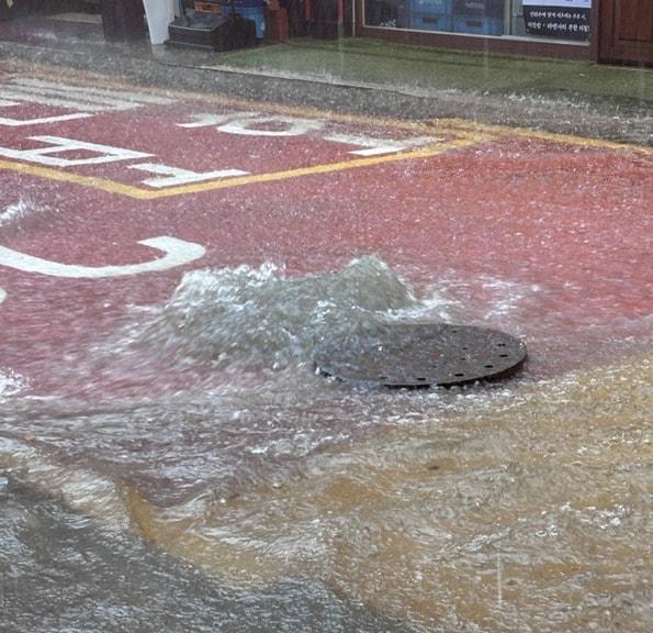 본문 이미지 - 맨홀서 하수가 역류하는 모습