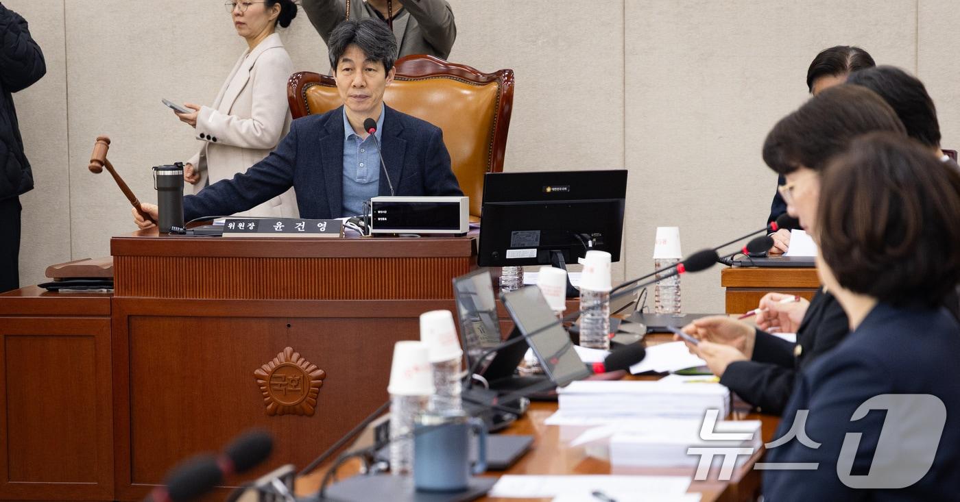 본문 이미지 - 윤건영 국회 행정안전위원회 법안심사제1소위원장이 16일 서울 여의도 국회에서 열린 제433회 국회(임시회) 행정안전위원회 제2차 법안심사제1소위원회에서 의사봉을 두드리고 있다. 2026.3.16 ⓒ 뉴스1 유승관 기자