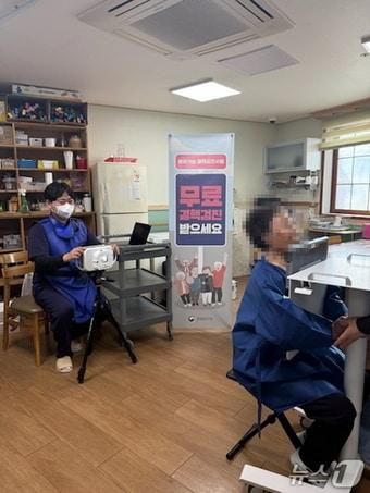 본문 이미지 - 충남 논산시는 관내 주간보호센터 20개소를 순회하며 어르신 450명을 대상으로 '찾아가는 결핵검진'을 실시했다. (논산시 제공.재판매 및 DB금지)/뉴스1