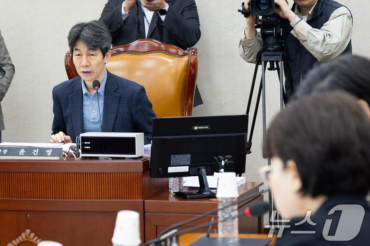 본문 이미지 - 윤건영 국회 행정안전위원회 법안심사제1소위원장이 16일 서울 여의도 국회에서 열린 제433회 국회(임시회) 행정안전위원회 제2차 법안심사제1소위원회에서 의사진행을 하고 있다. 2026.3.16 ⓒ 뉴스1 유승관 기자