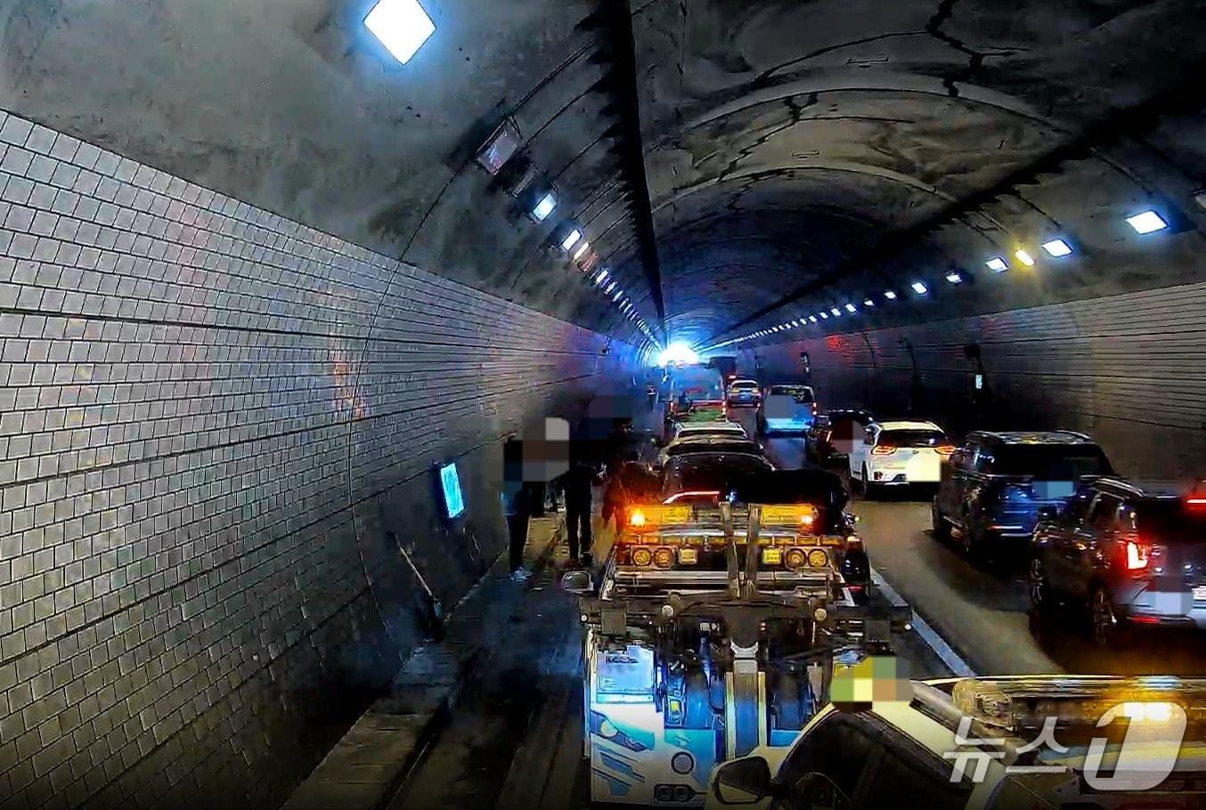 본문 이미지 - 16일 오전 8시12분께 대전 구봉터널에서 다중 추돌 사고가 발생해 극심한 정체를 빚었다.(대전소방본부 제공) /뉴스1