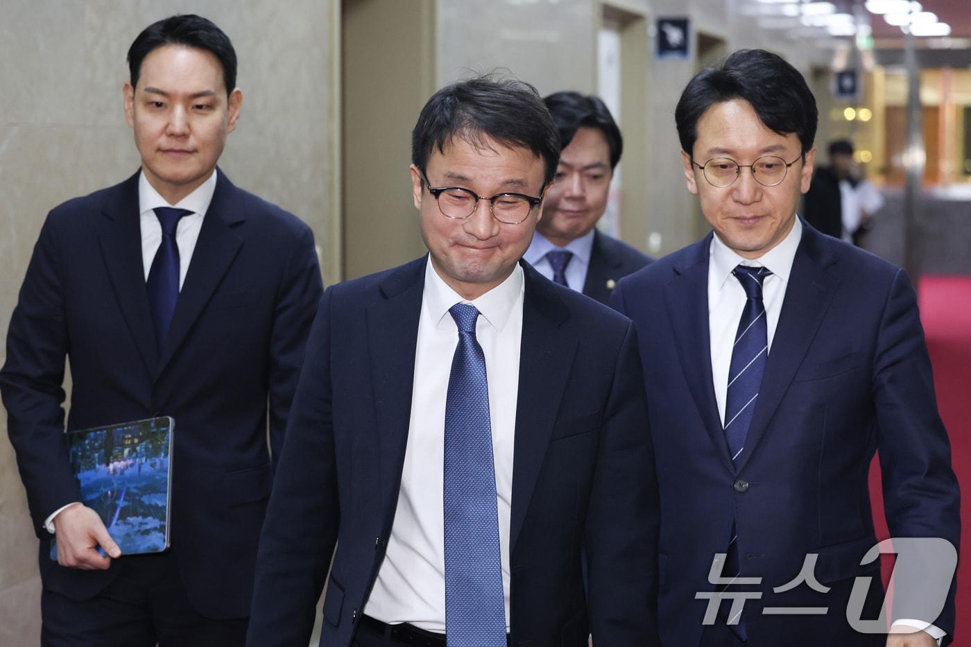 본문 이미지 - 한병도 더불어민주당 원내대표와 천준호 원내운영수석부대표 등이 16일 서울 여의도 국회에서 우원식 국회의장과의 국정조사 관련 논의를 위해 의장실로 향하고 있다. 2026.3.16 ⓒ 뉴스1 신웅수 기자