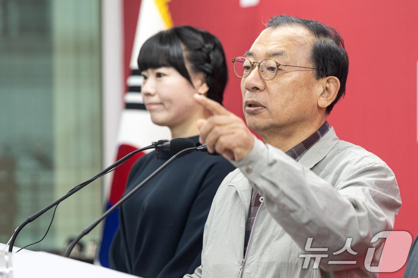 본문 이미지 - 이정현 국민의힘 공천관리위원장이 16일 서울 여의도 중앙당사에서 김영환 충북도지사 컷오프(공천배제) 관련 브리핑을 하고 있다. 2026.3.16 ⓒ 뉴스1 이승배 기자