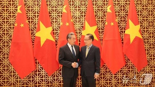 본문 이미지 - 왕이 중국 외교부장이 15일 베트남 하노이에서 레 화이 쭝 외교장관괴 회담했다. (중국 외교부 홈페이지)