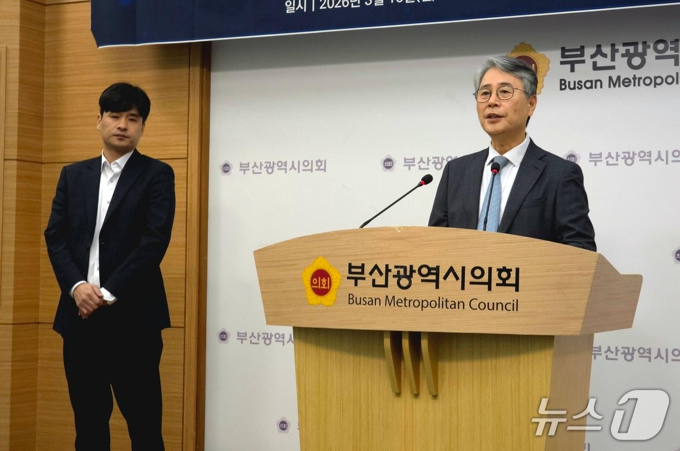 본문 이미지 - 이한평 부산시당 공천관리위원회 위원장(오른쪽)과 김병수 부산시당 사무처장이 16일 부산시의회 브리핑룸에서 부산지역 기초지방자치단체장 후보자에 대한 1차 공천 결과를 발표하고 있다.2026.3.16 ⓒ 뉴스1 이주현 기자