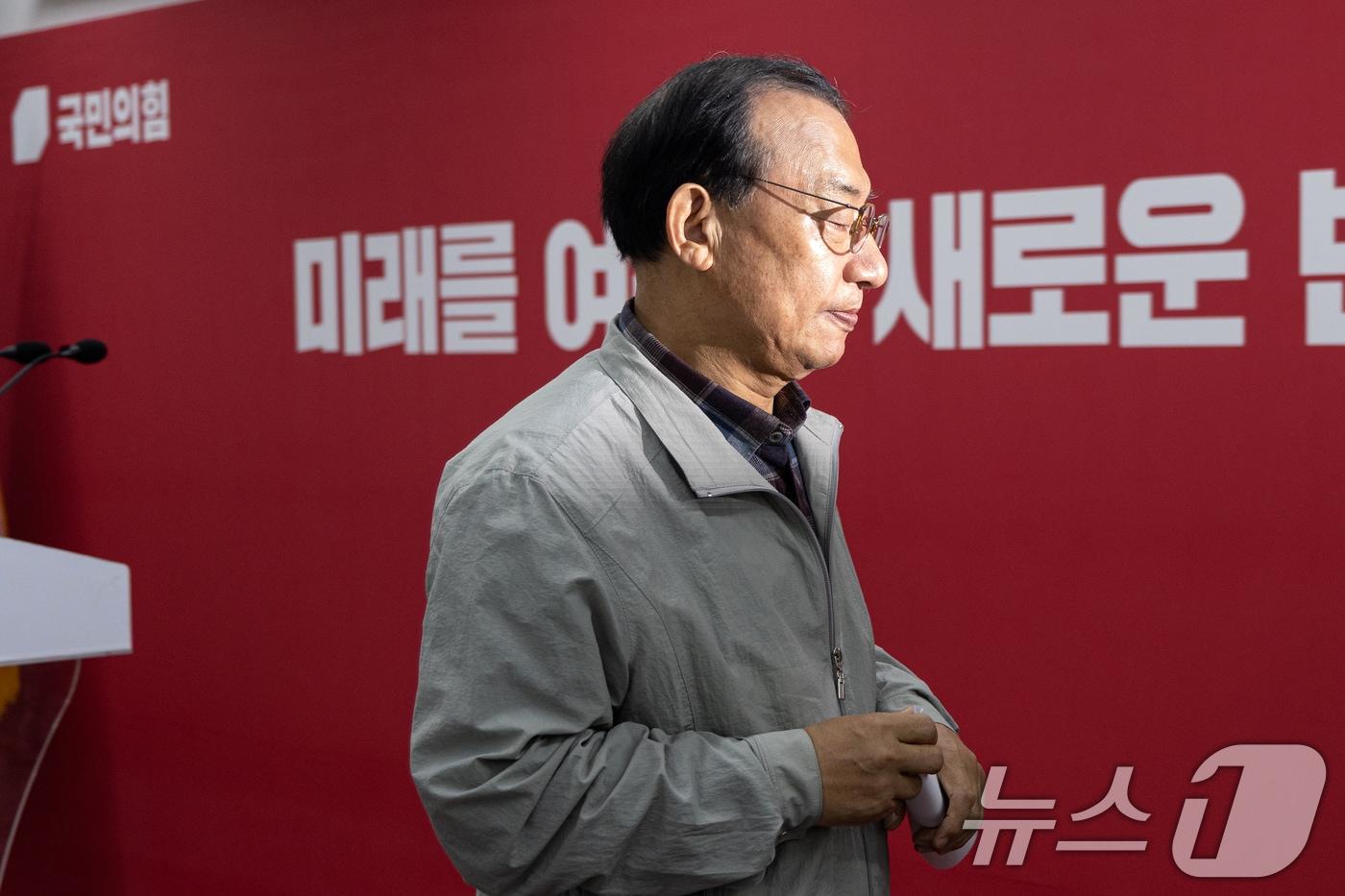 본문 이미지 - 이정현 국민의힘 공천관리위원장이 16일 서울 여의도 중앙당사에서 김영환 충북도지사 컷오프(공천배제) 관련 브리핑을 마치고 발걸음을 옮기고 있다. 2026.3.16 ⓒ 뉴스1 이승배 기자