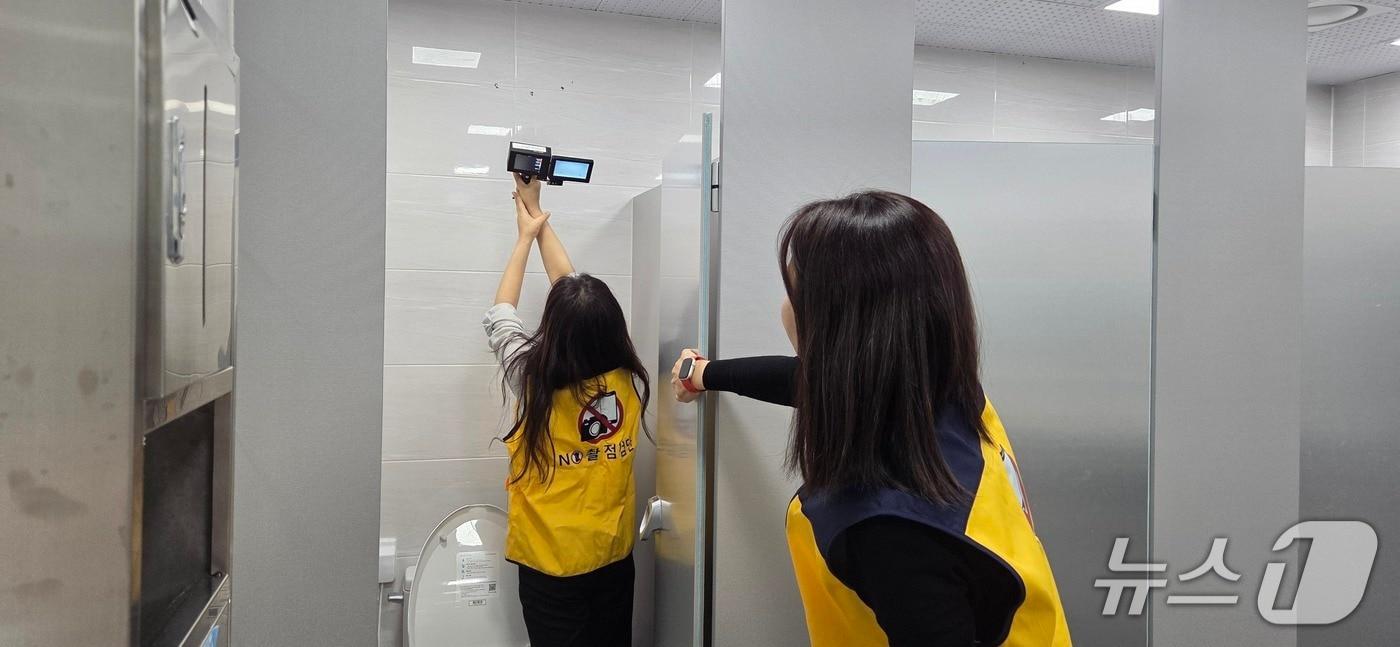 본문 이미지 - 학교 불법촬영기기 점검(대전시교육청 제공) /뉴스1