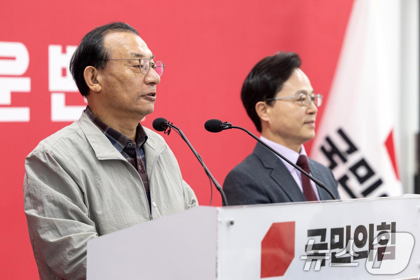 본문 이미지 - 이정현 국민의힘 공천관리위원장이 16일 서울 여의도 중앙당사에서 김영환 충북도지사 컷오프(공천배제) 관련 브리핑을 하고 있다. 2026.3.16 ⓒ 뉴스1 이승배 기자