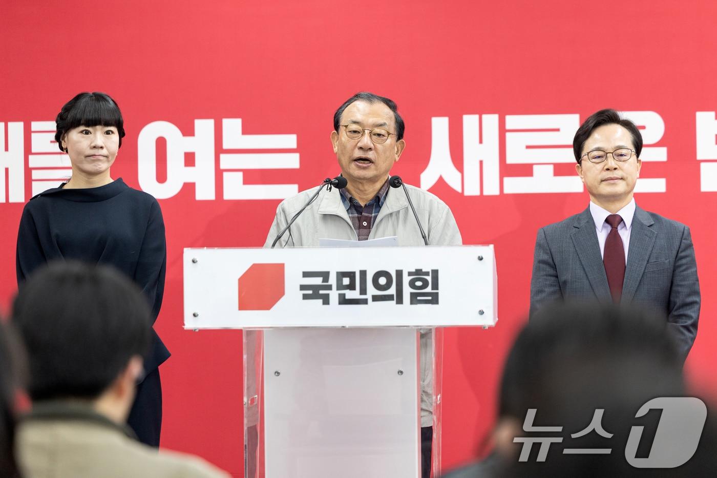 본문 이미지 - 이정현 국민의힘 공천관리위원장이 16일 서울 여의도 중앙당사에서 김영환 충북도지사 컷오프(공천배제) 관련 브리핑을 하고 있다. 2026.3.16 ⓒ 뉴스1 이승배 기자