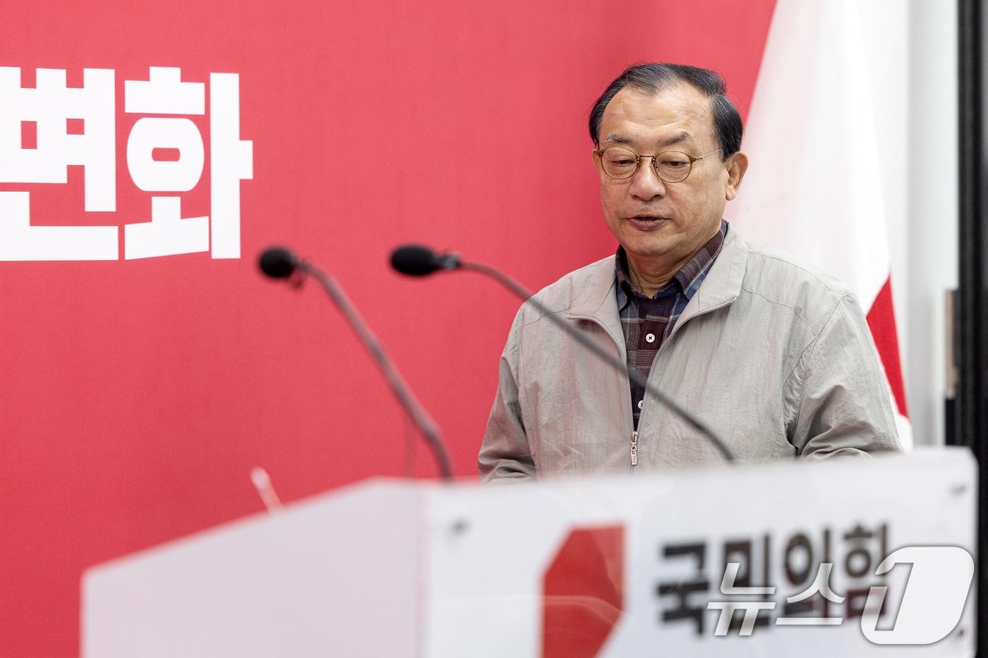 본문 이미지 - 이정현 국민의힘 공천관리위원장이 16일 서울 여의도 중앙당사에서 김영환 충북도지사 컷오프(공천배제) 관련 브리핑을 위해 단상으로 향하고 있다. 2026.3.16 ⓒ 뉴스1 이승배 기자