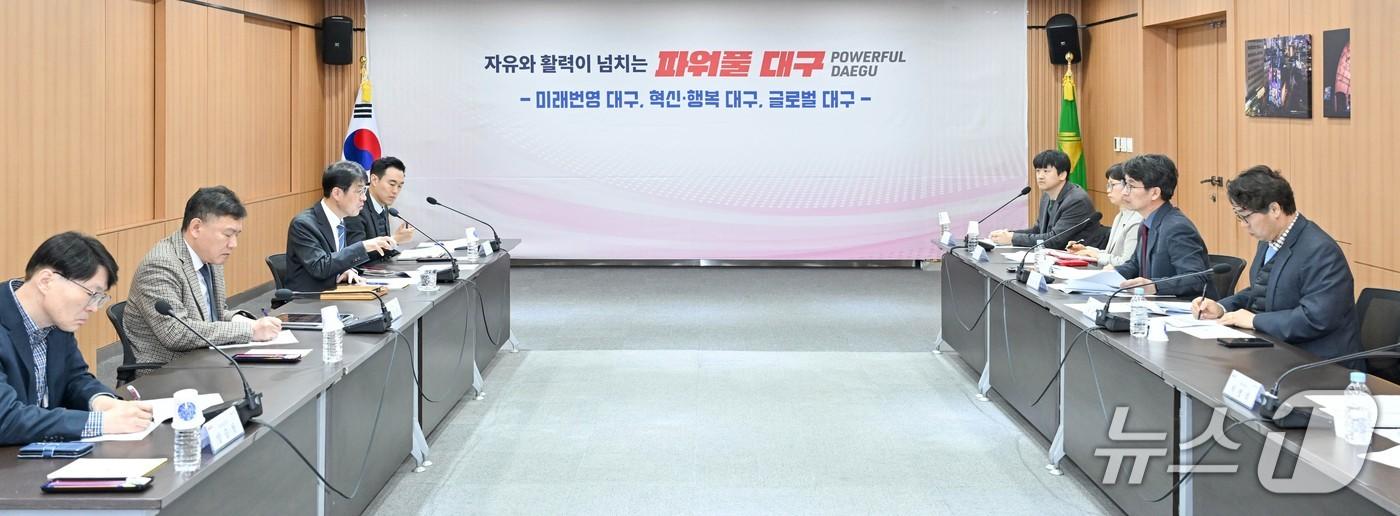 본문 이미지 - 김정기 대구시장 권한대행과 간부 공무원이 지난 13일 대구시 동인청사에서 국립치의학연구원 대구 유치와 관련된 보고회를 열고 추진 상황을 점검하고 있다. (대구시 제공. 재판매 및 DB 금지)/뉴스1