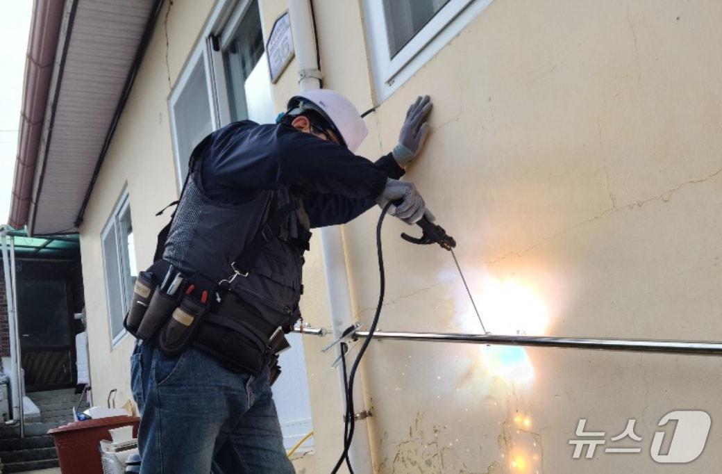 본문 이미지 - 속초 취약계층 생활민원처리 서비스 작업 사진.(속초시 제공, 재판매 및 DB 금지) 2026.3.16/뉴스1