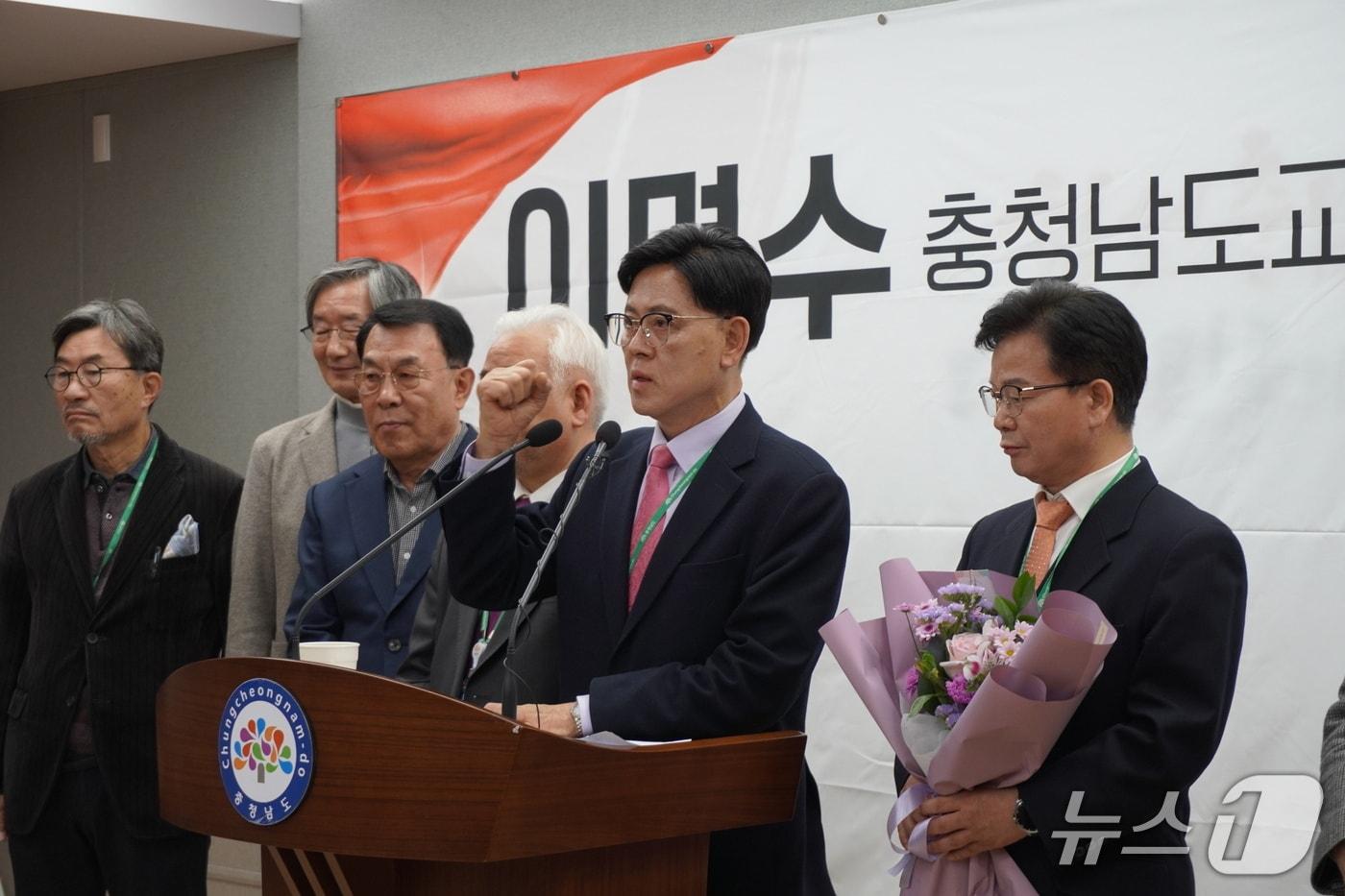 본문 이미지 -  이명수 전 국민의힘 의원이 16일 충남도청 프레스센터에서 기자회견을 열고 충남교육감 후보 출마 선언 기자회견을 하고 있다. 2026.3.16 ⓒ 뉴스1 최형욱 기자