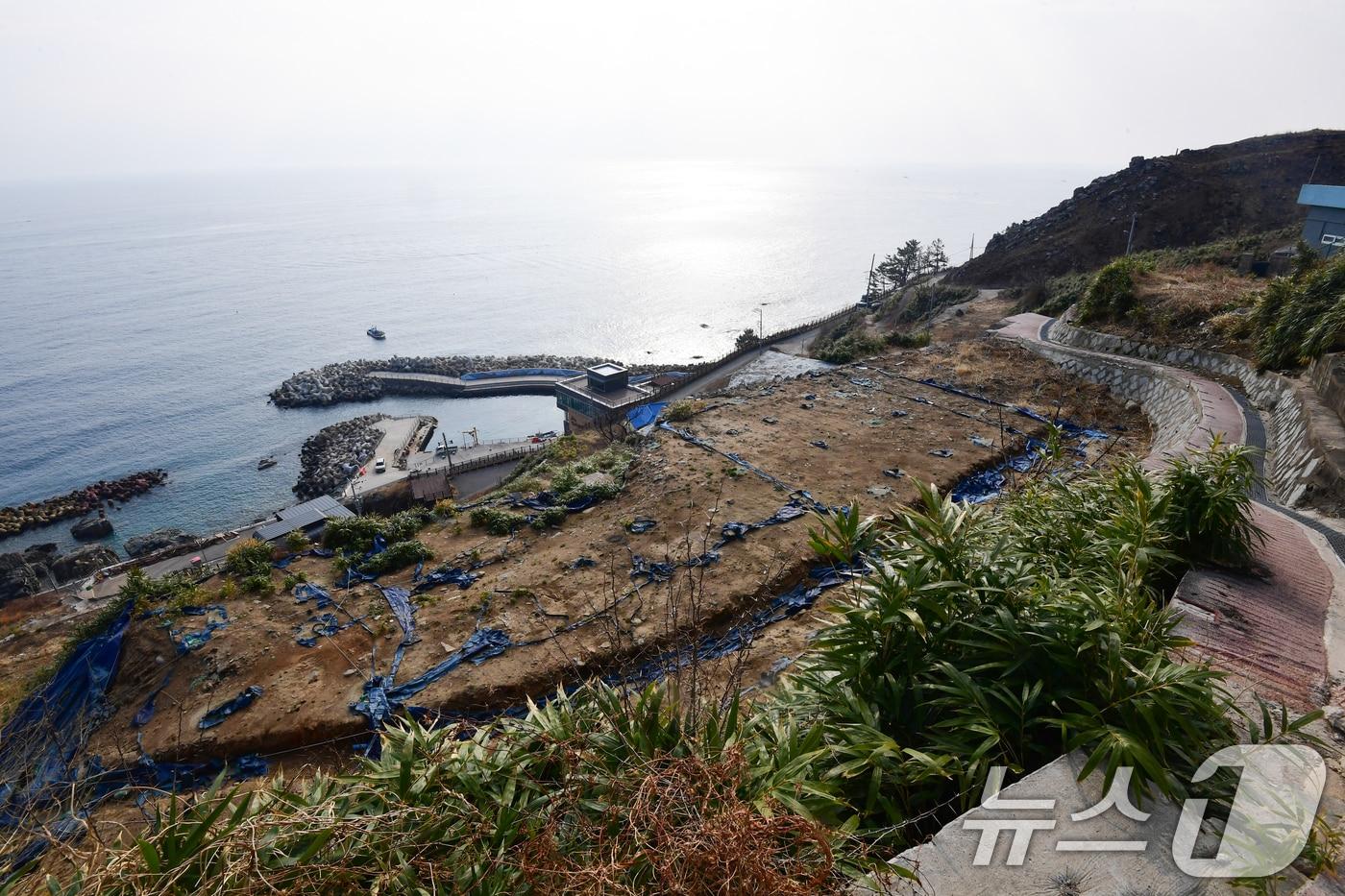 본문 이미지 - 16일 오전 지난해 3월 산불 피해지역인 경북 영덕군 영덕읍 석리 해안 마을(일명 따개비 마을)에 있는 집터가 텅비어 있다. 석리는 지난해 3월 22일 의성군에서 발생한 산불이 강풍을 타고 확산되면서 피해가 발생한 지역이다. 산불로 영덕군에서는 약 2만ha(군 전체 면적 약 27%)가 불에 타는 피해가 발생했다. 2026.3.16 ⓒ 뉴스1 최창호 기자