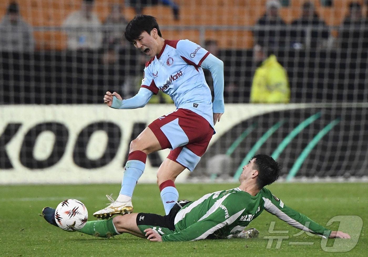 본문 이미지 - 페예노르트의 황인범. ⓒ AFP=뉴스1