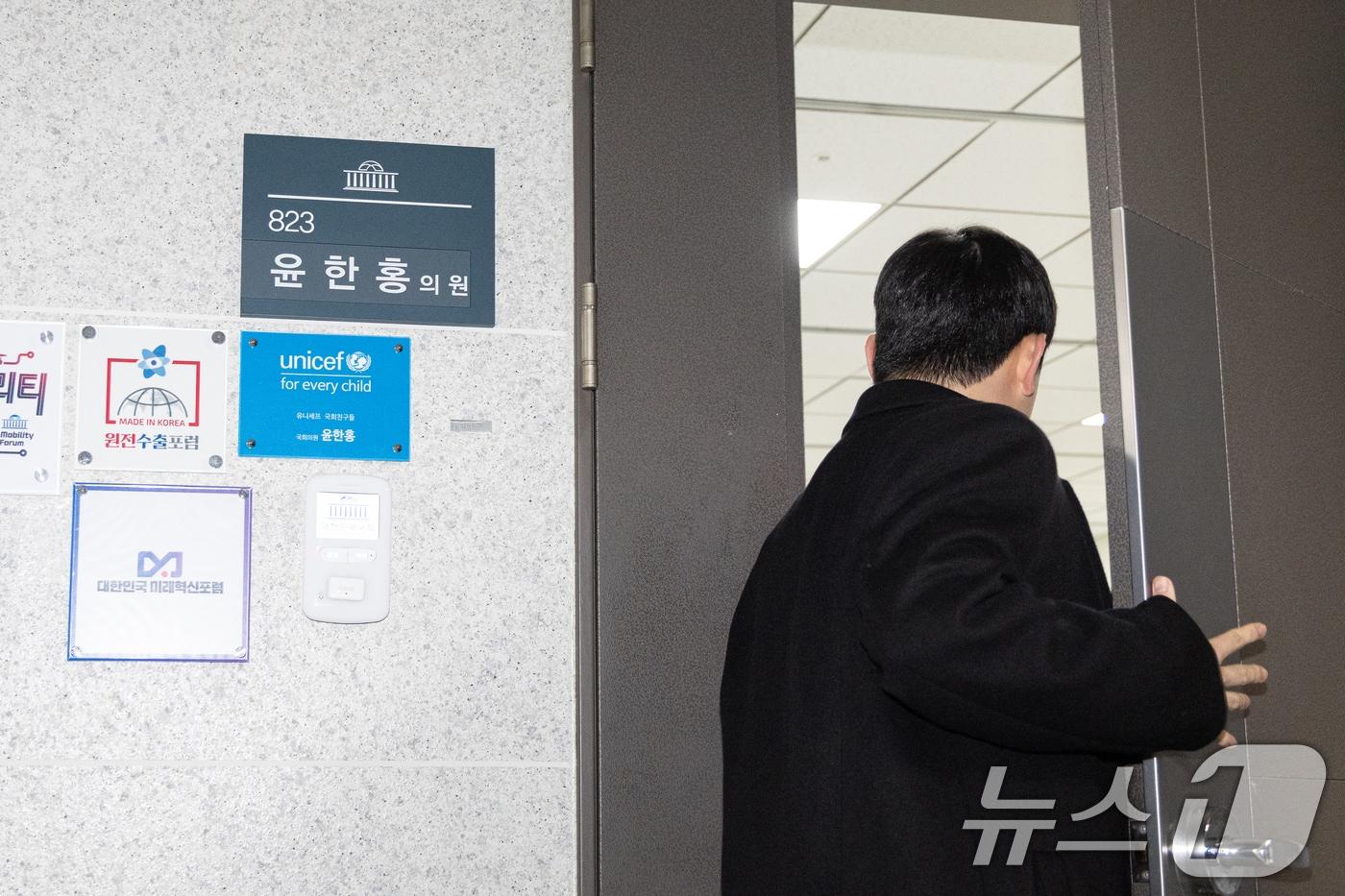 본문 이미지 - 2차 종합특검팀(특별검사 권창영)이 '대통령 관저 이전' 의혹에 연루된 윤한홍 국민의힘 의원에 대한 강제수사에 착수한 16일 서울 여의도 국회 윤한홍 국민의힘 의원실로 관계자가 들어가고 있다. 2026.3.16 ⓒ 뉴스1 이승배 기자