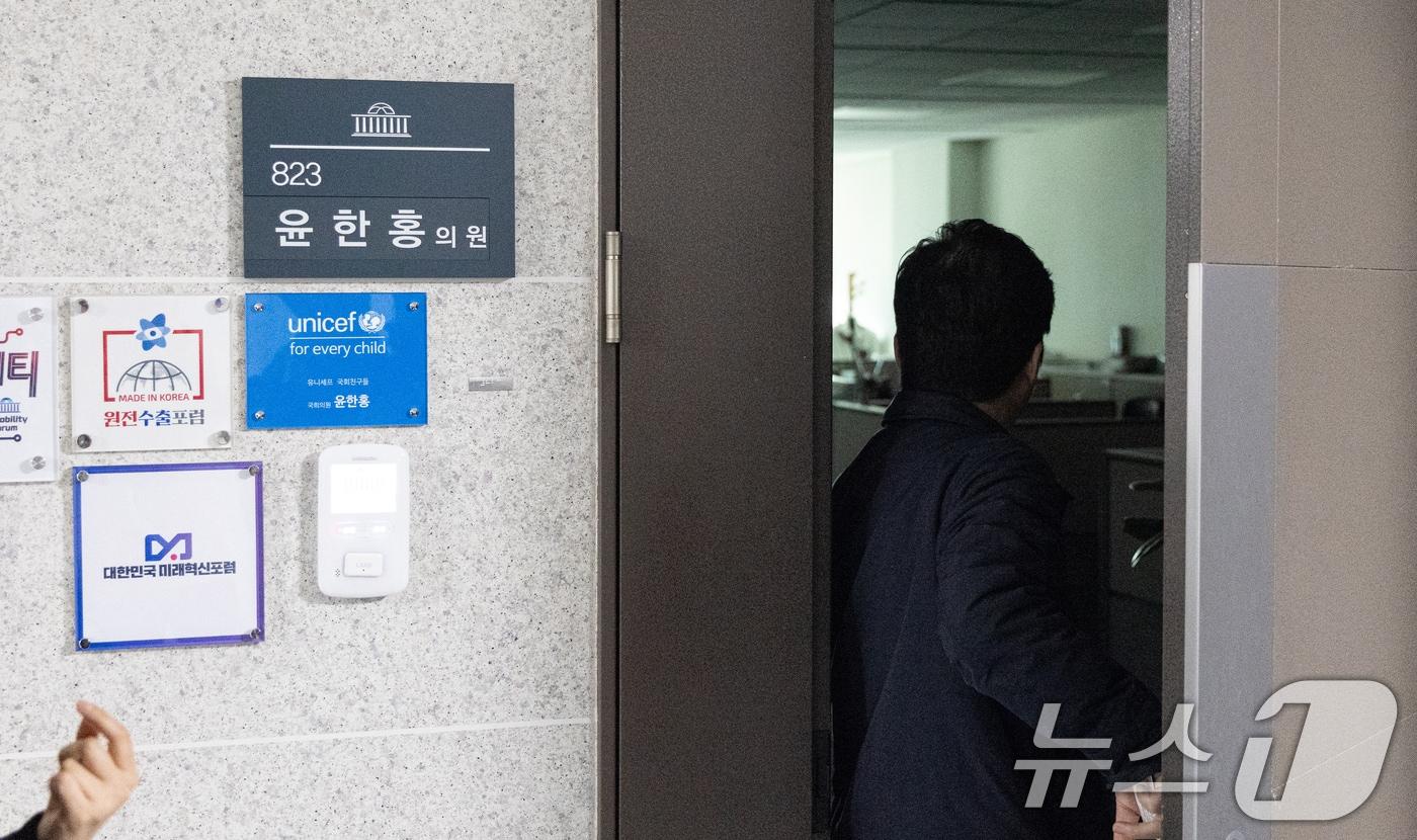 본문 이미지 - 2차 종합특검팀(특별검사 권창영)이 '대통령 관저 이전' 의혹에 연루된 윤한홍 국민의힘 의원에 대한 강제수사에 착수한 16일 서울 여의도 국회 윤한홍 국민의힘 의원실로 관계자가 들어가고 있다. 2026.3.16 ⓒ 뉴스1 이승배 기자