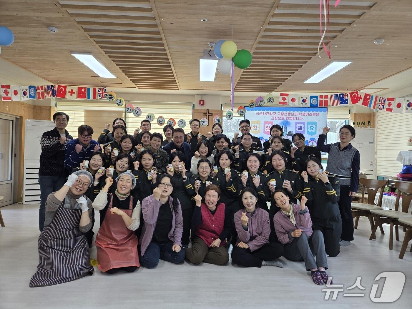 본문 이미지 - 국간사 간부와 생도들이 사랑의집에서 봉사활동을 진행했다.(국간사 제공. 재판매 및 DB금지)/뉴스1