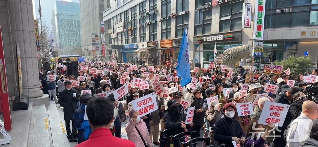 본문 이미지 - 16일 서울 영등포구 여의도 국민의힘 중앙당사 앞에서 대한민국자유유튜브총연합회가 장동혁 대표 지지 집회를 열고 있다(유튜브 영상 갈무리)