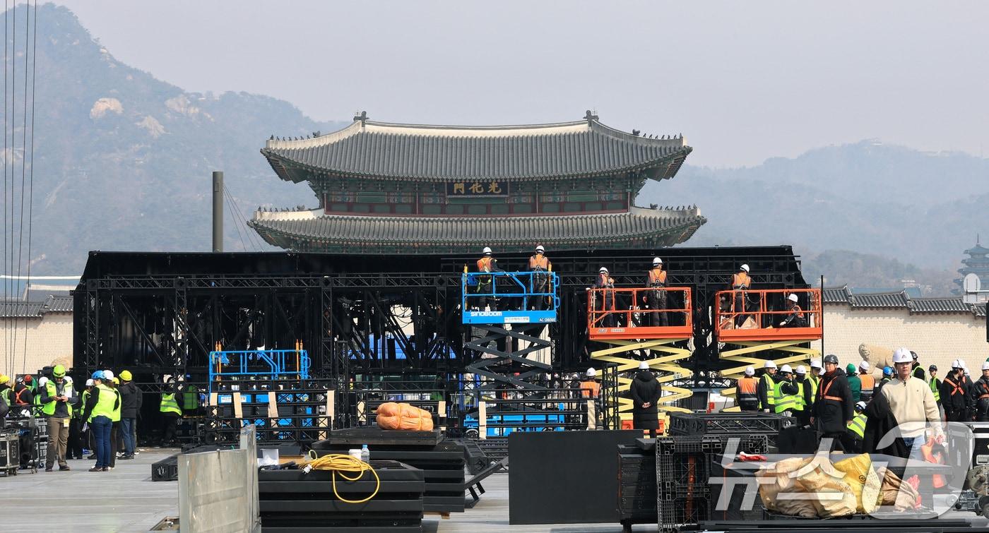 본문 이미지 - 16일 서울 광화문장에서 관계자들이 방탄소년단(BTS)의 컴백 라이브 공연 무대를 설치하고 있다. 약 3년 9개월 만에 컴백하는 방탄소년단(BTS)의 공연은 오는 21일 오후 8시 광화문광장에서 ‘BTS 컴백 라이브: 아리랑(ARIRANG)’이라는 타이틀로 개최된다. 2026.3.16 ⓒ 뉴스1 임세영 기자