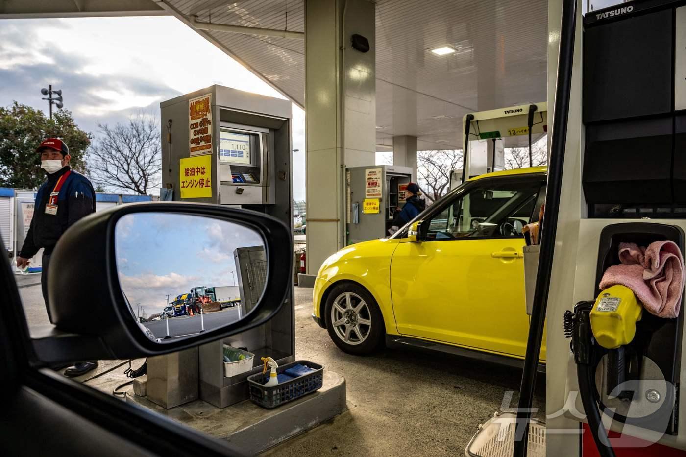 본문 이미지 - 2026년 3월 10일 일본 도쿄 남쪽 가나가와현 에비나시에 위치한 고속도로 휴게소 주유소. ⓒ AFP=뉴스1