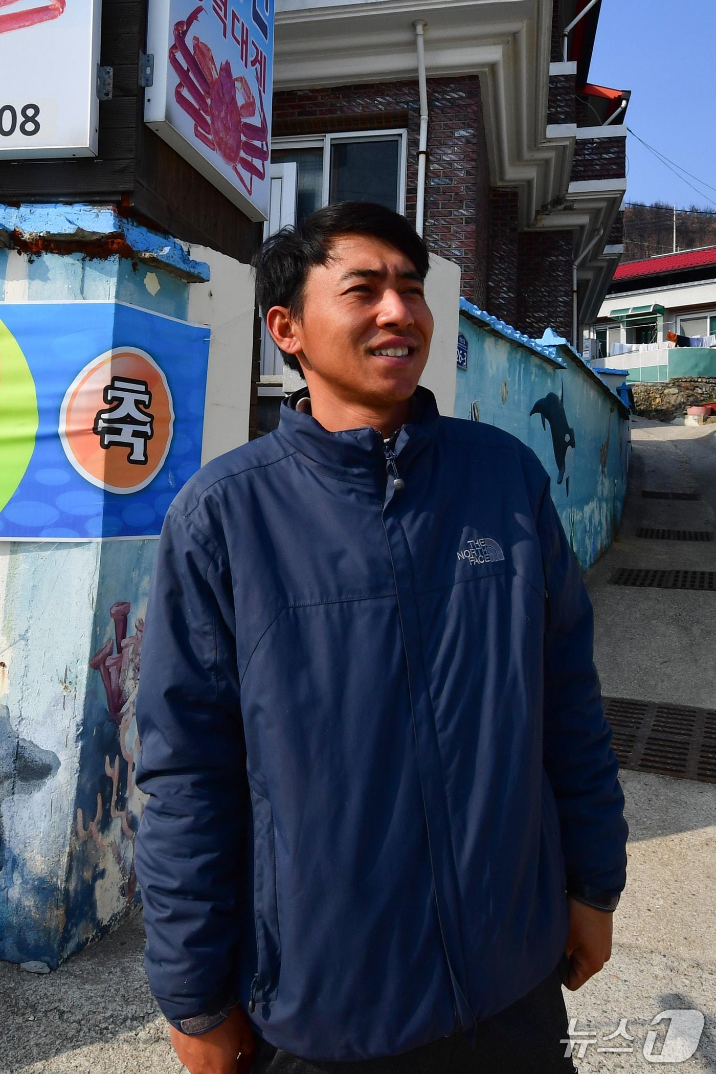 본문 이미지 - 인도네시아 국적의 수기안토 씨(32)가 16일 경북 영덕군 영덕읍 경정3리에 있는 숙소 앞에서 밝은 표정으로 마을 앞바다를 바라보고 있다. 2026.3.16/뉴스1 최창호 기자   