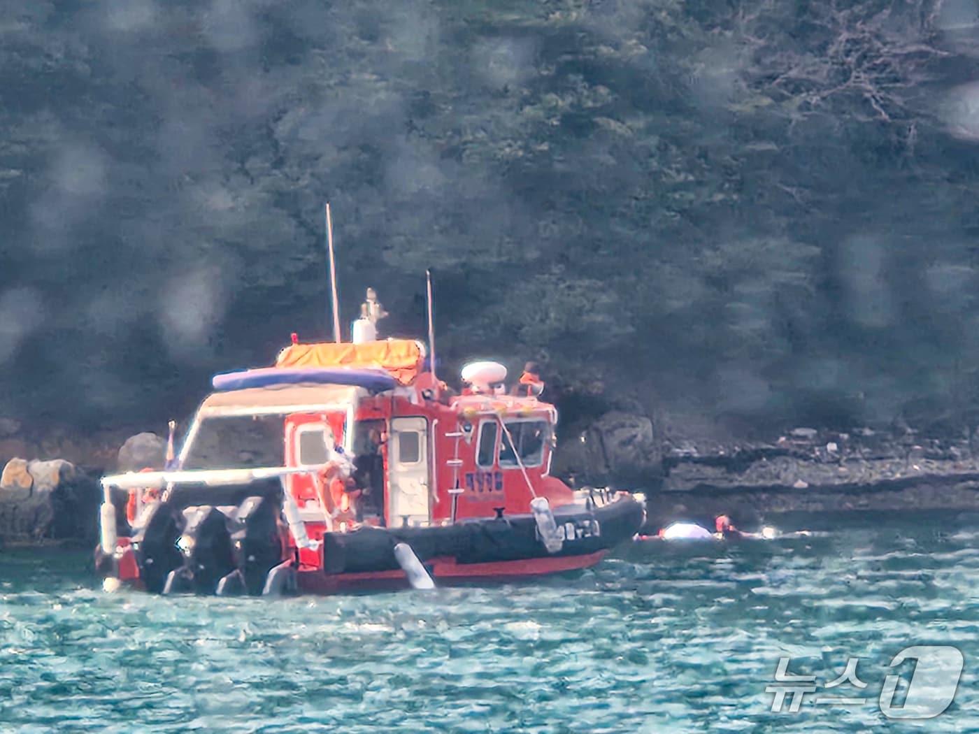 본문 이미지 - 실종자를 수색 중인 해경.(통영해경 제공. 재판매 및 DB금지)