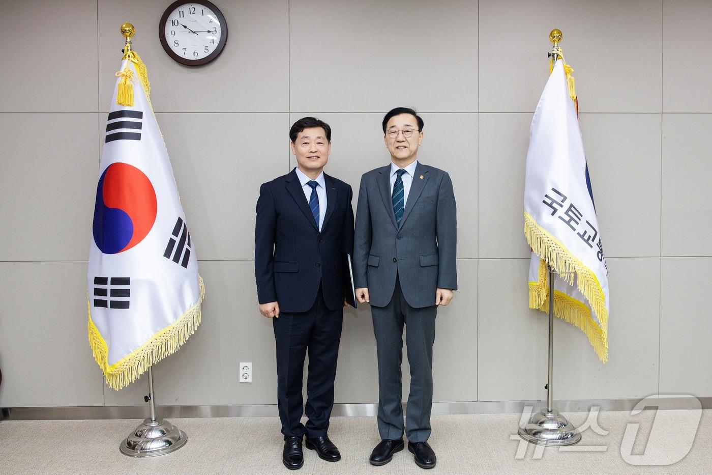 본문 이미지 - 김윤덕 국토교통부 장관이 16일 오전 정부세종청사에서 정왕국 에스알 신임사장에게 임명장을 전수하고 기념촬영을 하고 있다. (국토교통부 제공. 재판매 및 DB 금지) 2026.3.16 ⓒ 뉴스1