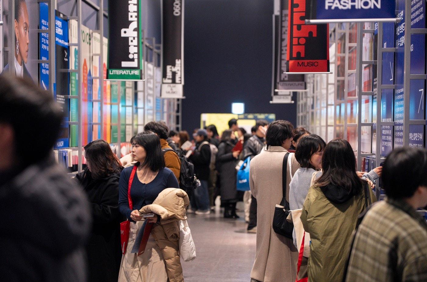 본문 이미지 - '울트라백화점 서울 Vol.2: 포스트 서브컬쳐' 전시 전경 (어반플레이 제공)