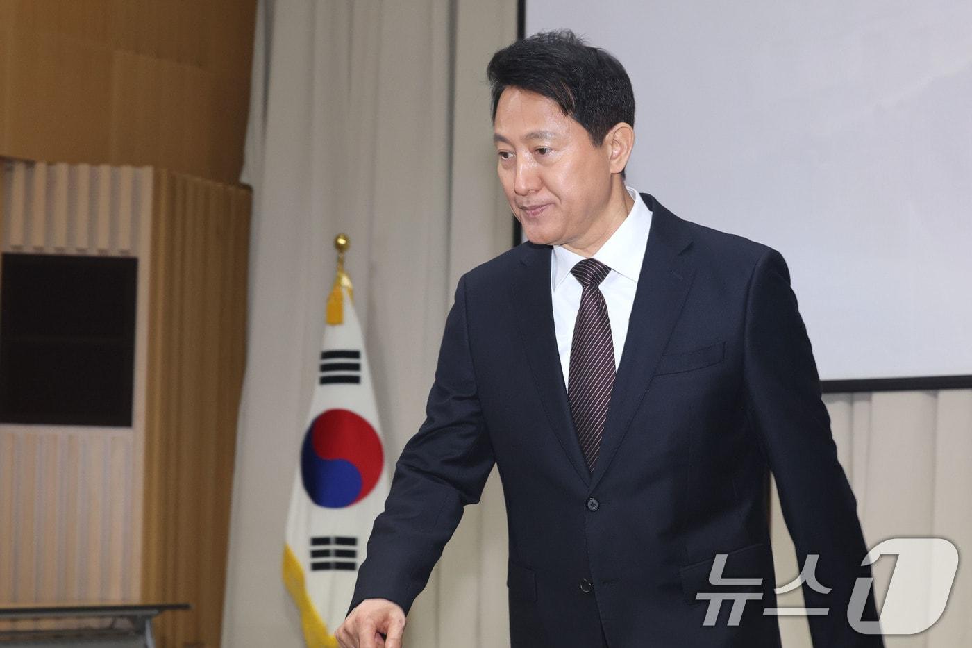 본문 이미지 - 오세훈 서울시장이 16일 오전 서울시청에서 열린 강북횡단 지하도시고속도로 건설 민·관·학 정책협의체 발족식에서 인사말을 마친뒤 자리로 향하고 있다. 2026.3.16 ⓒ 뉴스1 이광호 기자