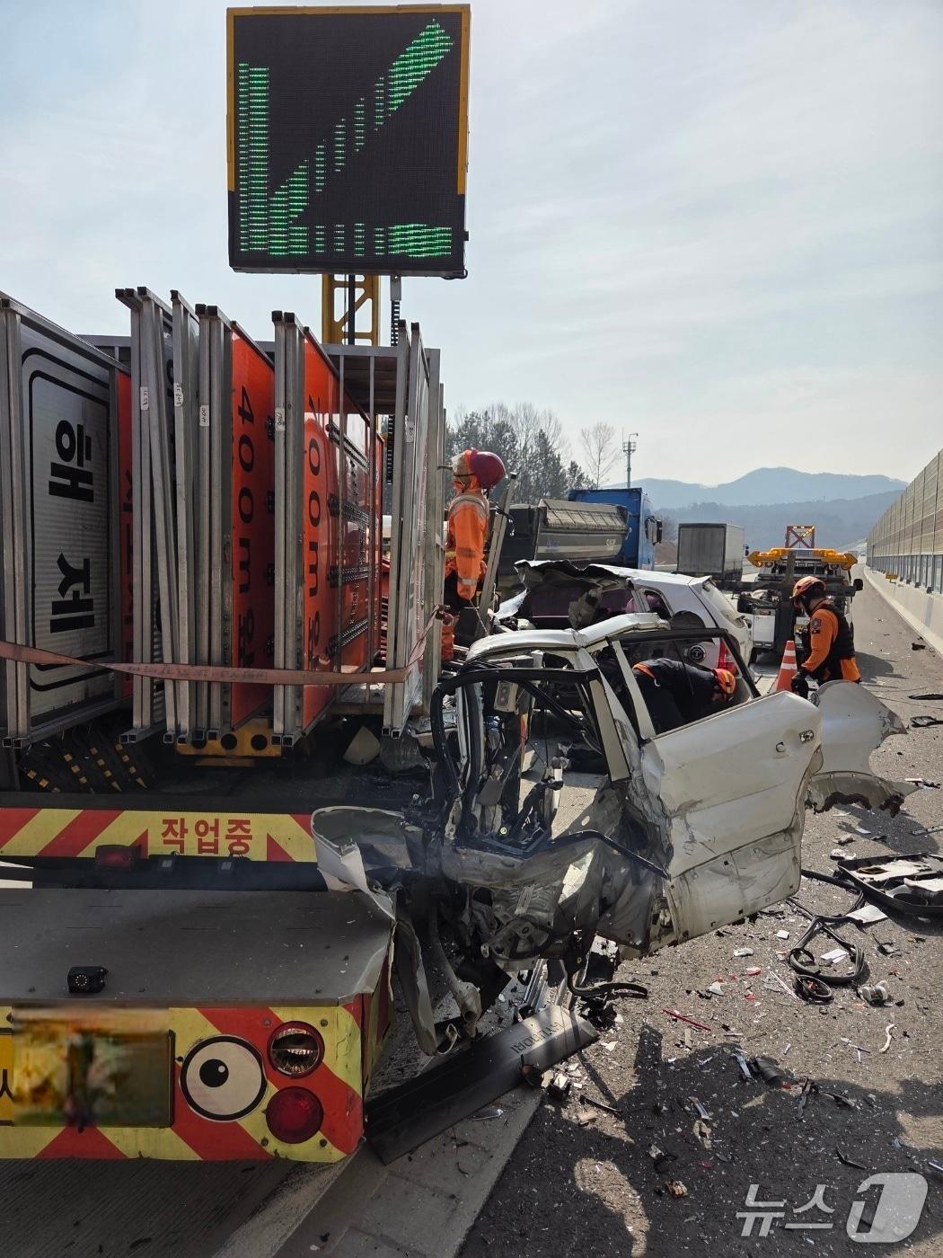 본문 이미지 - 부여 서부내륙고속도로 교통사고 현장.  / 뉴스1