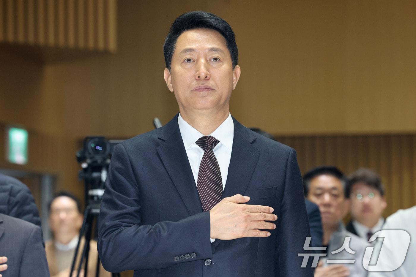 본문 이미지 - 오세훈 서울시장이 16일 오전 서울시청에서 열린 강북횡단 지하도시고속도로 건설 민·관·학 정책협의체 발족식에서 국기에 경례를 하고 있다. 2026.3.16 ⓒ 뉴스1 이광호 기자