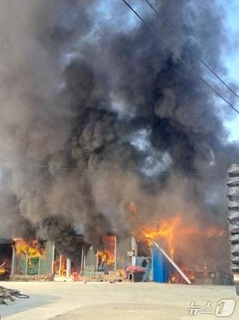 본문 이미지 - 16일 오전 11시 7분께 전북 김제시 백산면의 한 주택에서 불이 났다.(전북소방본부 제공. 재판매 및 DB금지)