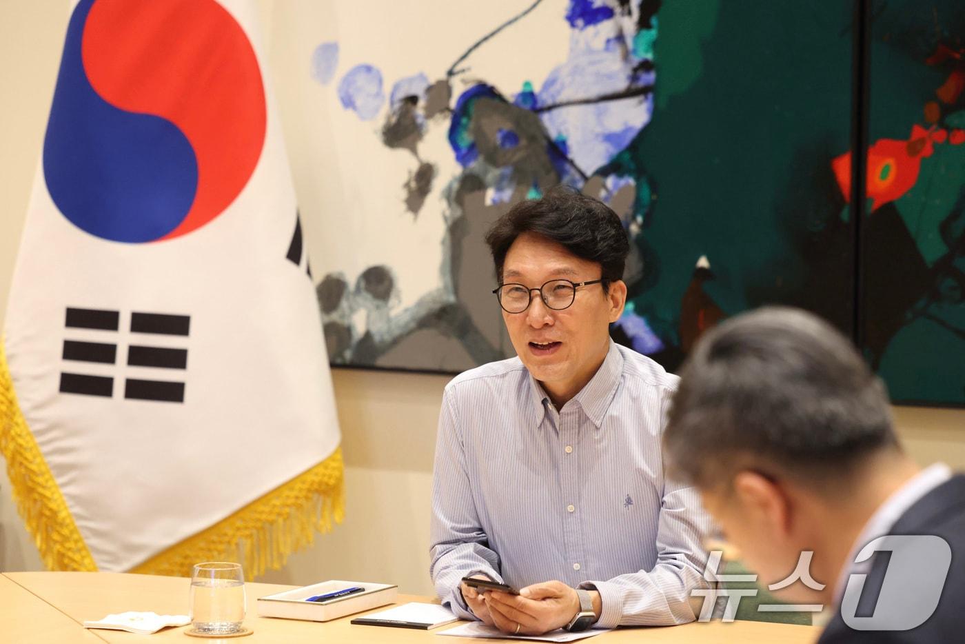 본문 이미지 - 김민석 국무총리가 15일(현지시간) 미국 뉴욕 주유엔대표부와 정부서울청사 별관 외교부 종합상황실간 열린 영상 간부회의에서 발언을 하고 있다. (총리실 제공. 재판매 및 DB 금지) 2026.3.16 ⓒ 뉴스1 임세영 기자