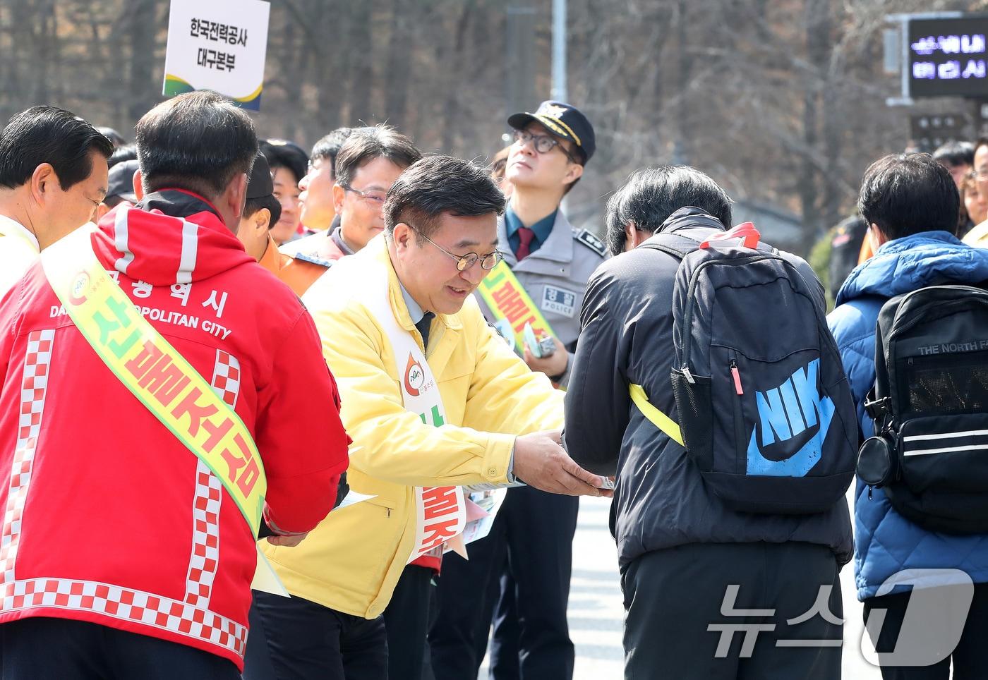 본문 이미지 - 윤호중 행정안전부 장관이 16일 오전 대구 남구 앞산공원에서 열린 산불 예방 캠페인 현장을 찾아 등산객에게 산불 예방 안내문을 나눠주며 산불조심을 당부하고 있다. 2026.3.16 ⓒ 뉴스1 공정식 기자