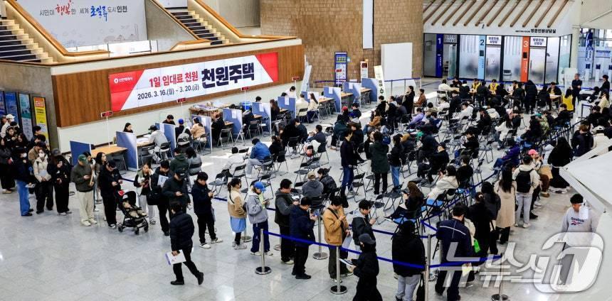 본문 이미지 - 16일 인천 남동구 인천시청 중앙홀에 마련된 천원주택 접수처에서 예비입주자들이 접수를 하고 있다. / 뉴스1 ⓒ News1 이호윤 기자