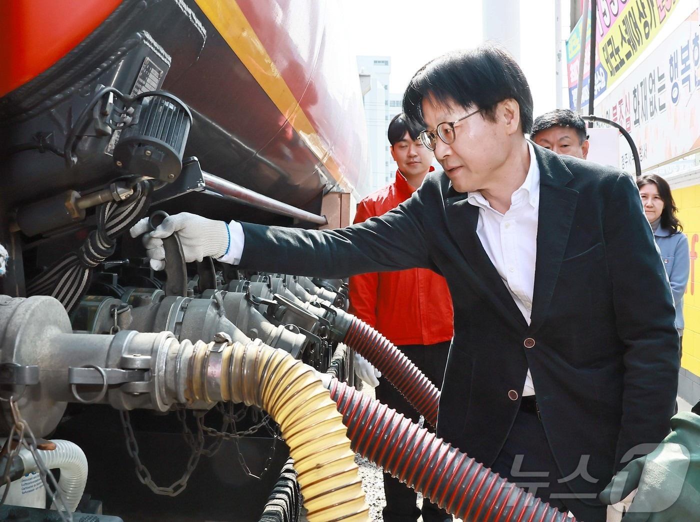 본문 이미지 - 김정관 산업통상부 장관이 석유 최고가격제 시행 나흘째인 16일 오전 청주시 소재 자영 알뜰주유소를 방문해 탱크로리 입하를 하고 있다. (산업통상부 제공. 재판매 및 DB 금지) 2026.3.16 ⓒ 뉴스1