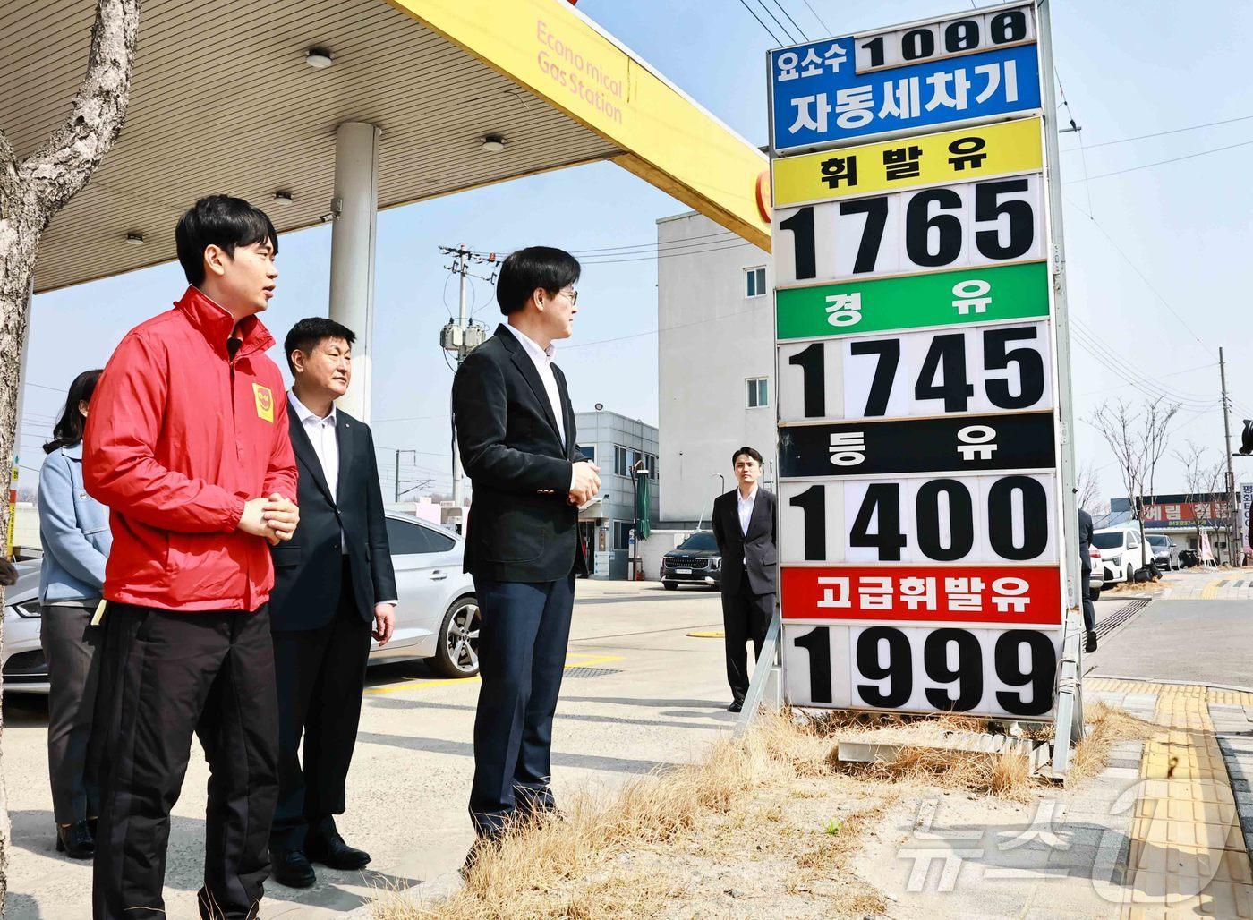 본문 이미지 - 김정관 산업통상부 장관이 최고가격제 시행 나흘째인 16일 오전 청주시 소재 자영 알뜰주유소를 방문해 주유소 소비자 가격 반영 동향을 점검하고 있다. (산업통상부 제공. 재판매 및 DB 금지) 2026.3.16 ⓒ 뉴스1